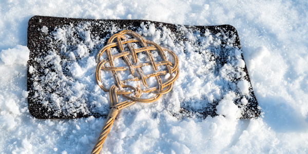Kuvituskuva: Matto lumessa ja maton tamppaaja